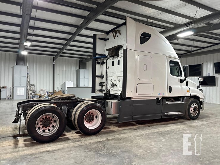 2014-freightliner-cascadia-125-image-3