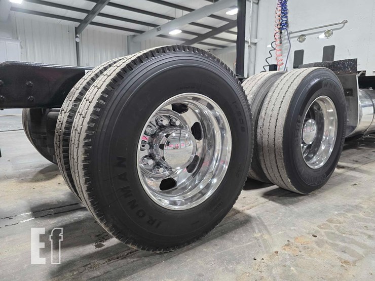 2017-kenworth-t880-image-35