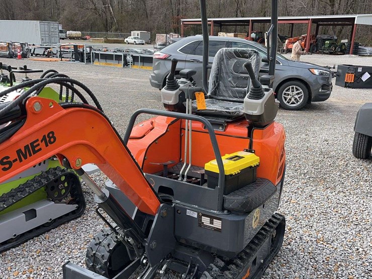 me18-mini-excavator-image-4