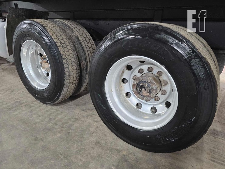 2009-peterbilt-384-image-23