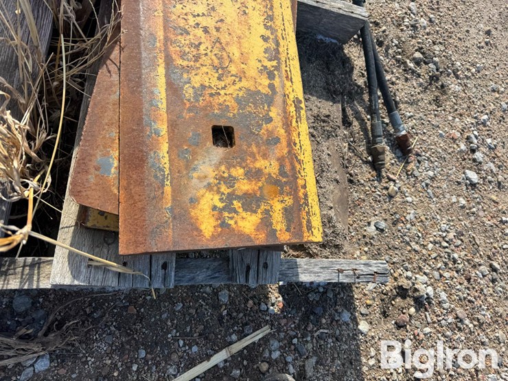 cat-bolt-on-cutting-edge-&-hyd-cylinder-image-12