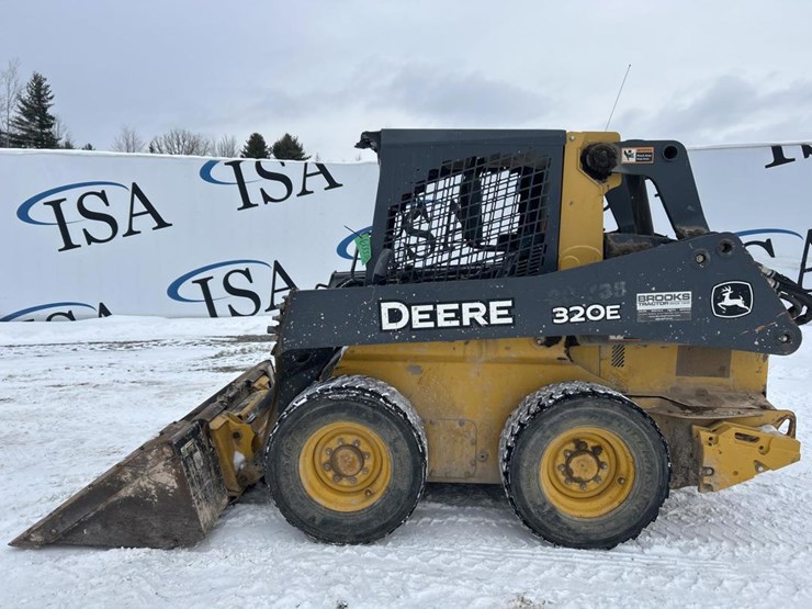 2017-deere-320e-image-2