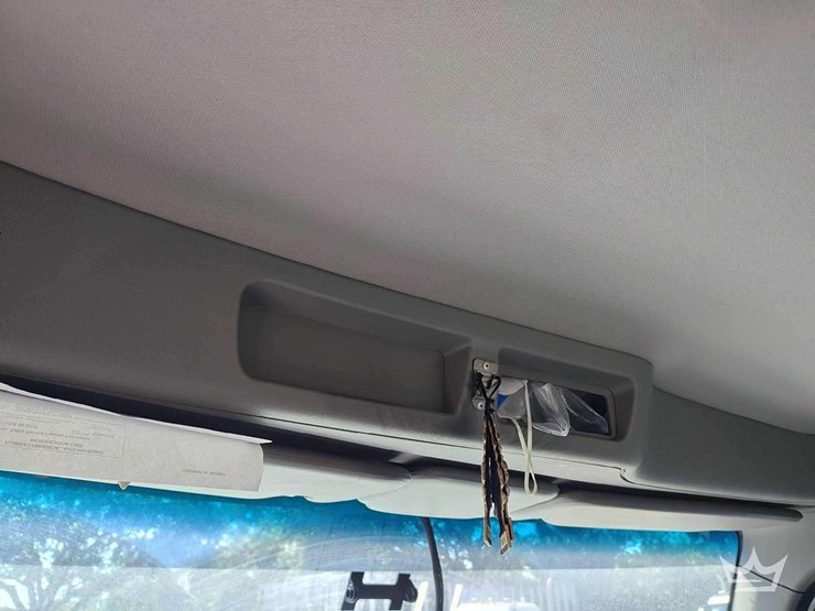 2023-peterbilt-567-t/a-wet-kit-day-cab-truck-tractor-image-28