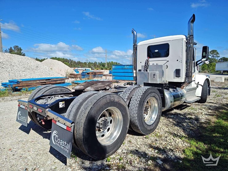 2022-peterbilt-567-image-3
