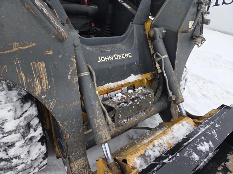 2017-deere-320e-image-9