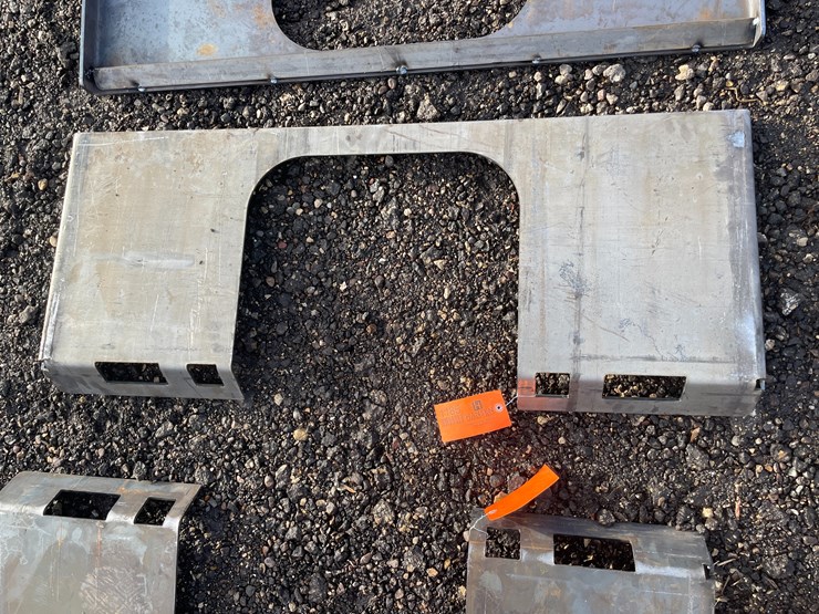 #1185-•-unused-skidsteer-open-center-weldable-quick-attach-plate-image-2