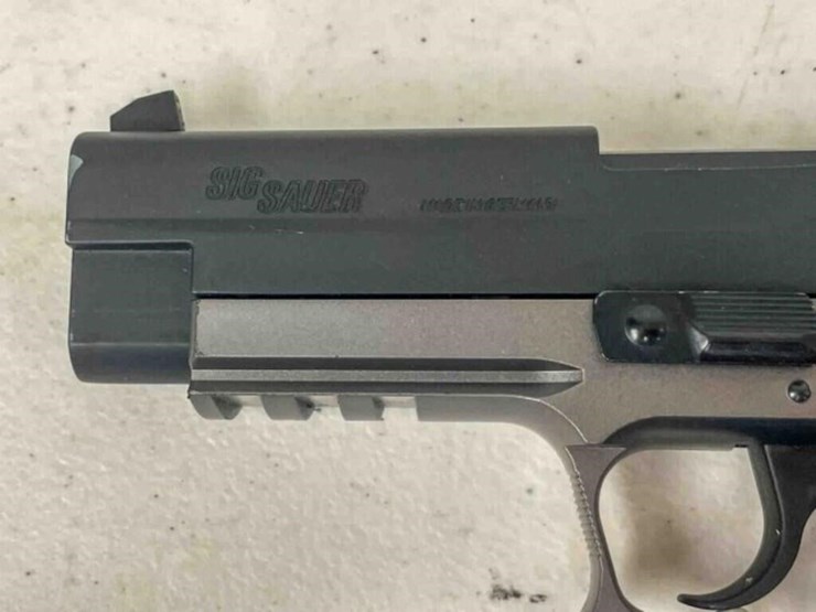 sig-sauer-pistol-image-9