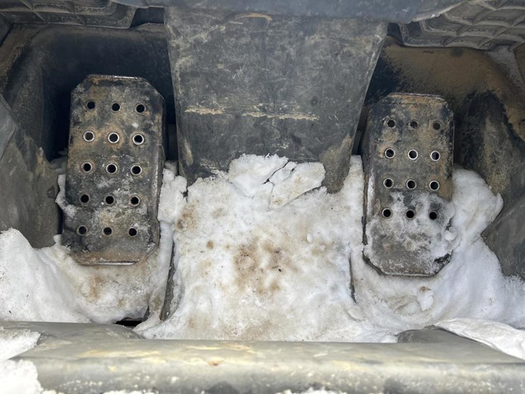 2017-deere-320e-image-46