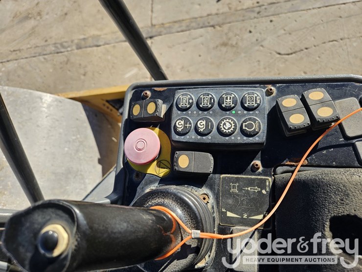 2016-caterpillar-cs54b-image-22