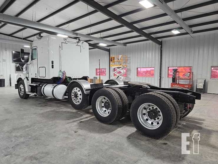 2020-freightliner-122sd-image-4