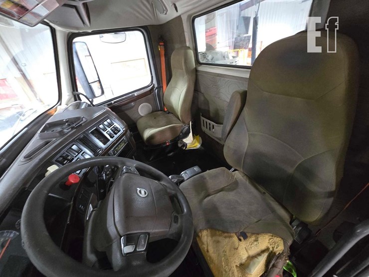 2013-volvo-vnl64t300-image-9