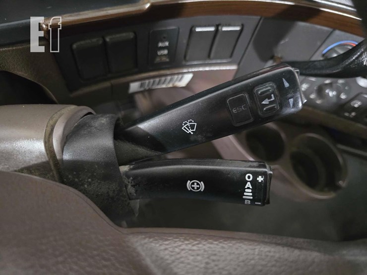 2013-volvo-vnl64t300-image-18