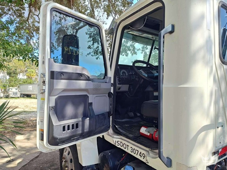 2022-mack-pinnacle-t/a-wet-kit-day-cab-truck-tractor-image-30