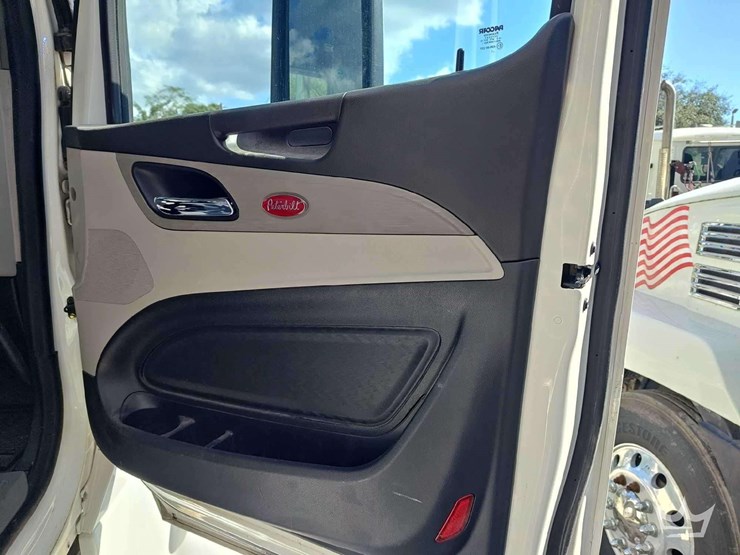 2022-peterbilt-567-t/a-wet-kit-day-cab-truck-tractor-image-41