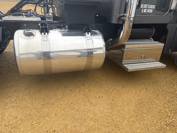 2006-peterbilt-379-image-17