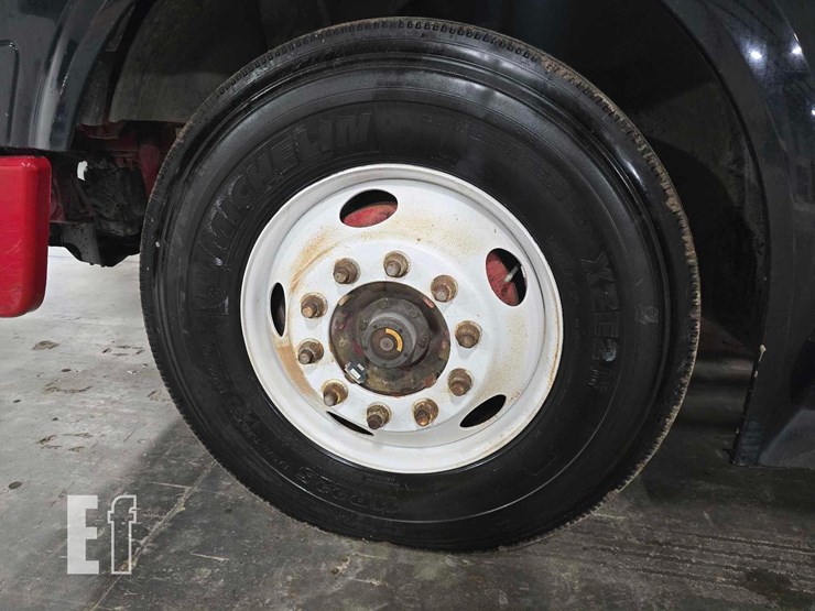 2017-volvo-vnl42300-image-17