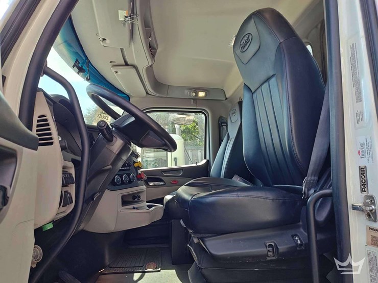 2022-peterbilt-567-t/a-wet-kit-day-cab-truck-tractor-image-27