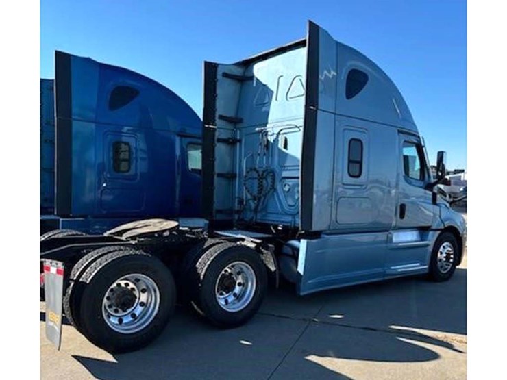 2022-freightliner-cascadia-126-image-3