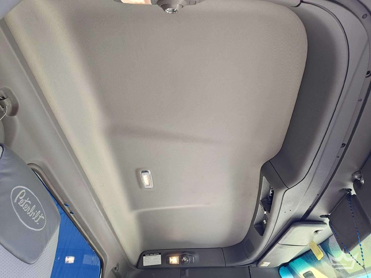 2022-peterbilt-567-image-25