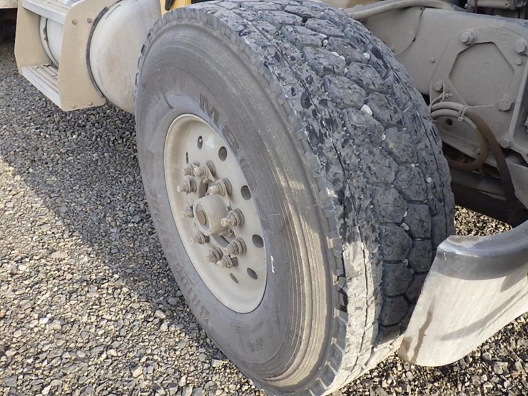 2001-peterbilt-357-image-32