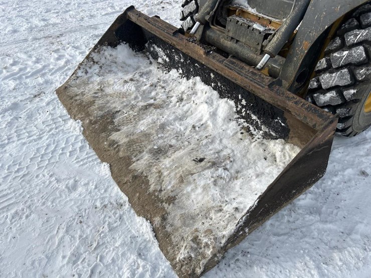 2017-deere-320e-image-10