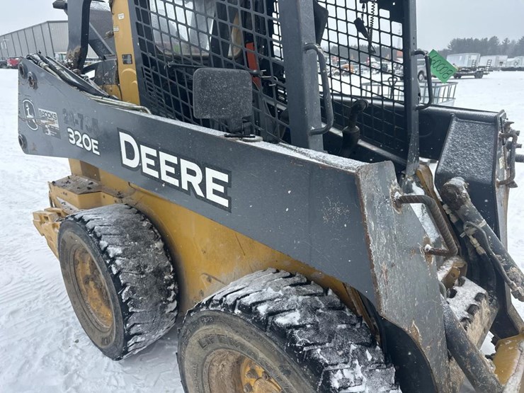 2017-deere-320e-image-21
