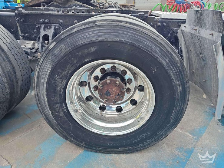 2022-peterbilt-567-t/a-wet-kit-day-cab-truck-tractor-image-45