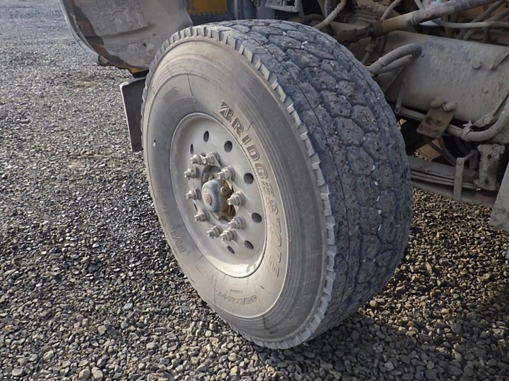 2001-peterbilt-357-image-39