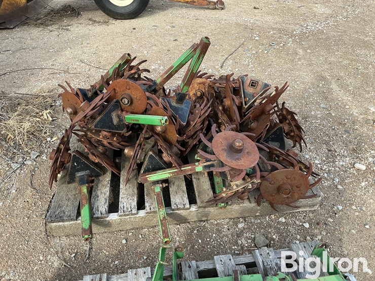 john-deere-max-emerge-planter-opening-units-image-6