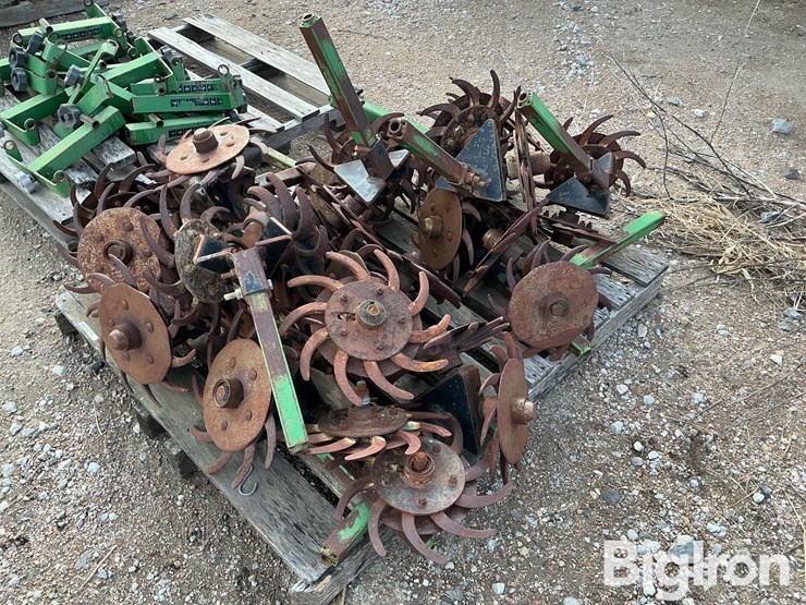 john-deere-max-emerge-planter-opening-units-image-1