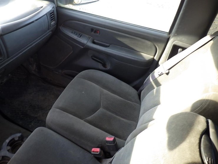 2004-chevrolet-2500-image-25