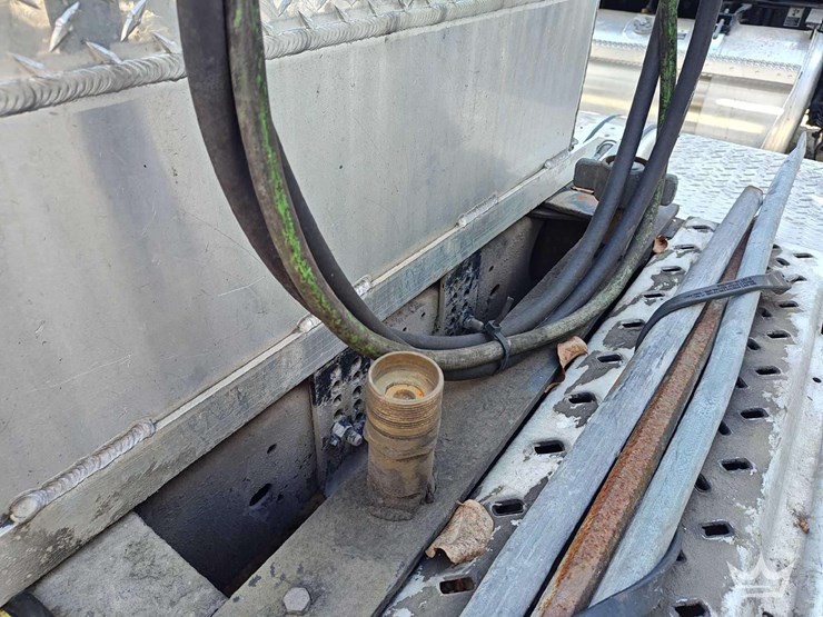 2022-mack-pinnacle-t/a-wet-kit-day-cab-truck-tractor-image-31