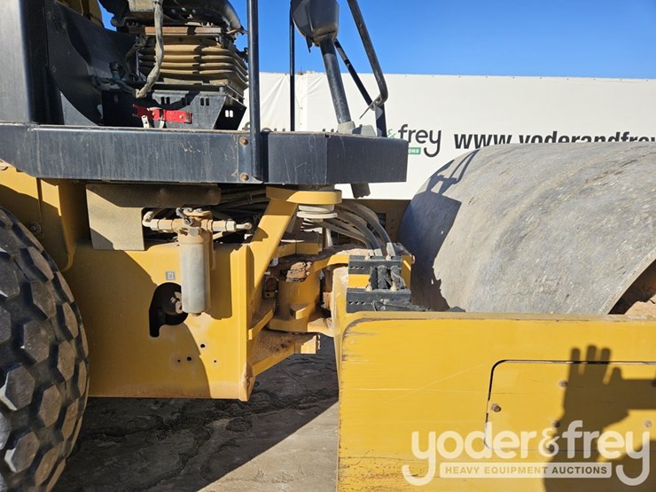 2016-caterpillar-cs54b-image-9