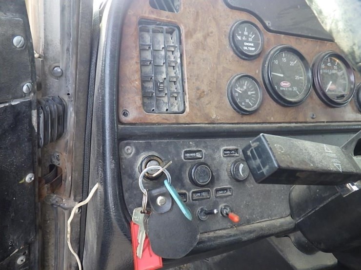 2001-peterbilt-357-image-45