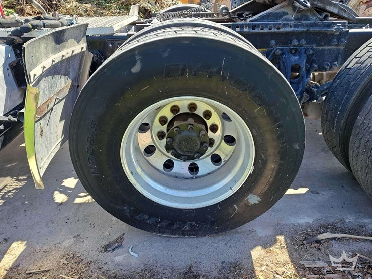 2023-peterbilt-567-image-44