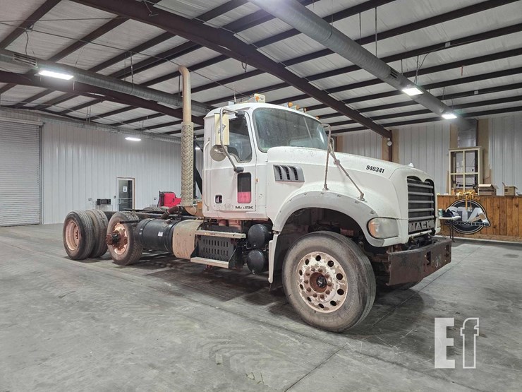 2012-mack-granite-gu713-image-2