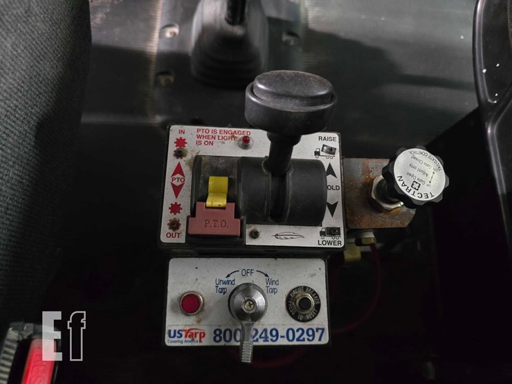 2009-peterbilt-384-image-17