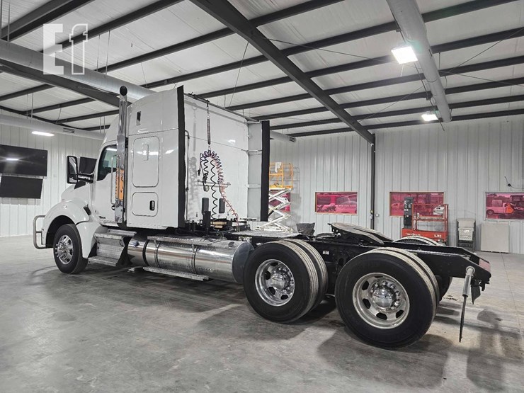 2017-kenworth-t880-image-4