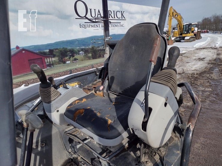 2013-deere-35d-image-12