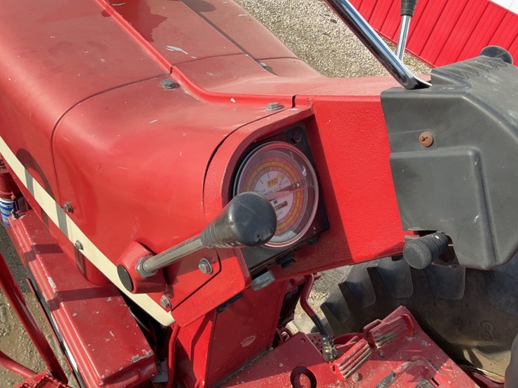 1970-ih-farmall-856-tractor-image-58