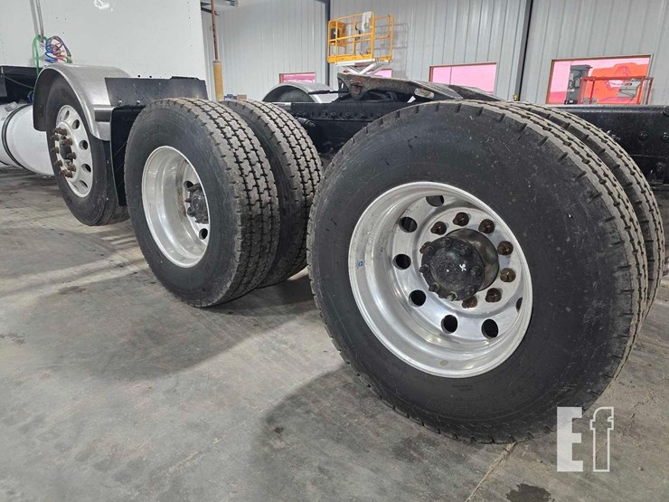 2020-freightliner-122sd-image-24