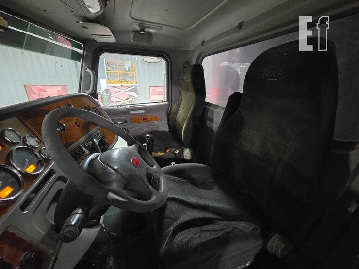 2009-peterbilt-384-image-9