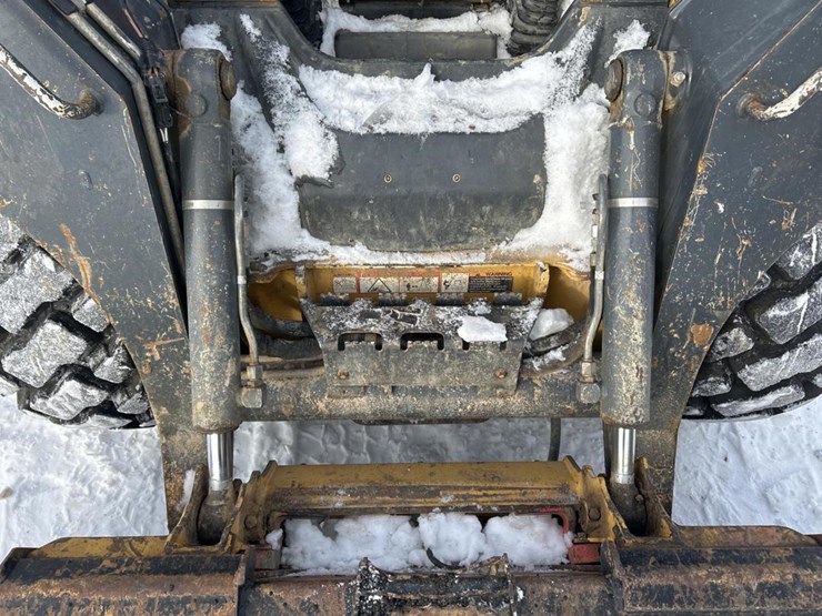 2017-deere-320e-image-11