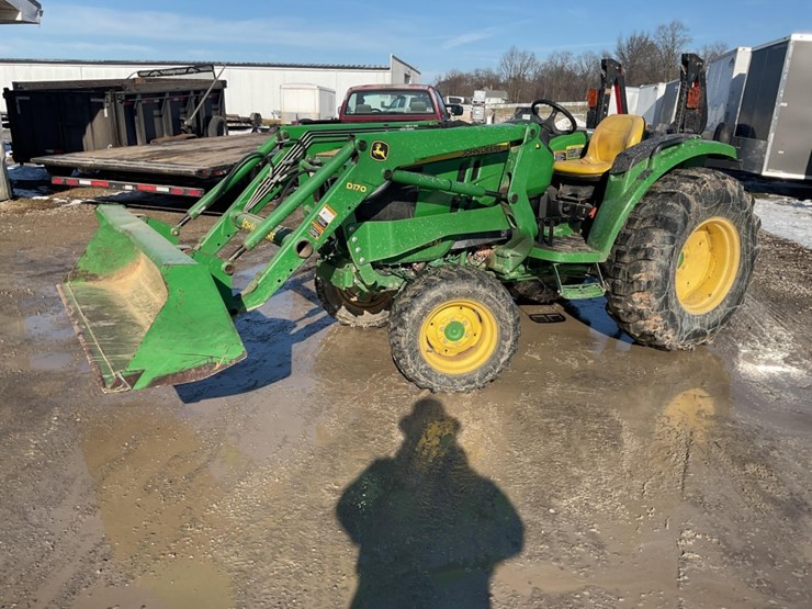 john-deere-4044m-image-1