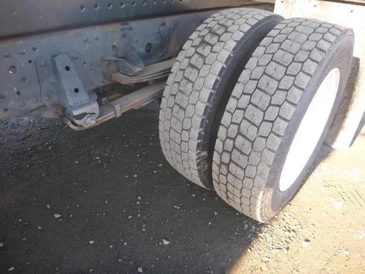 2018-isuzu-nqr-image-23