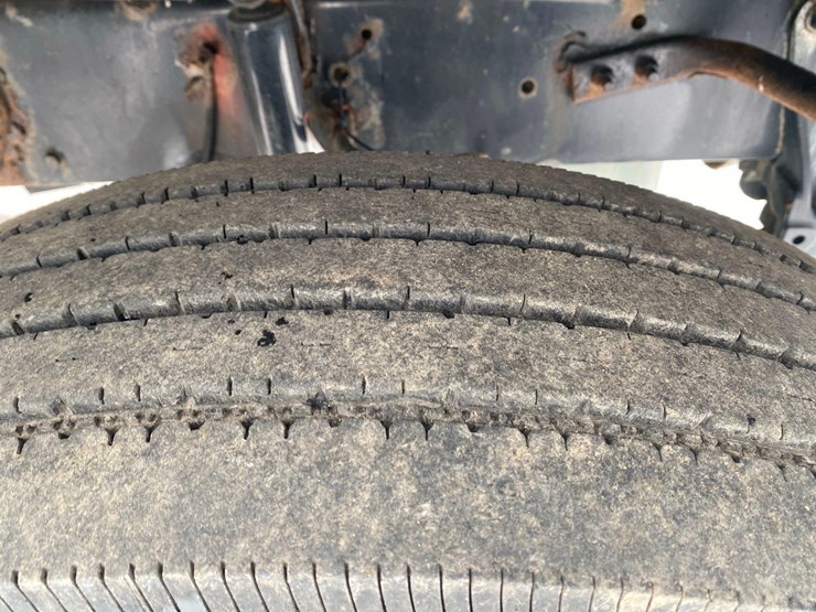 2005-sterling-at-9000-semi-tractor-image-48