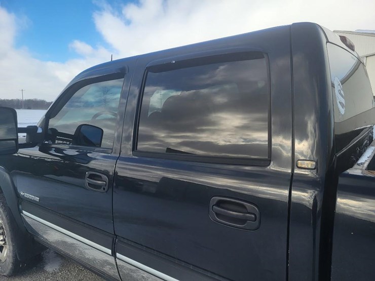 2004-chevrolet-2500hd-image-17