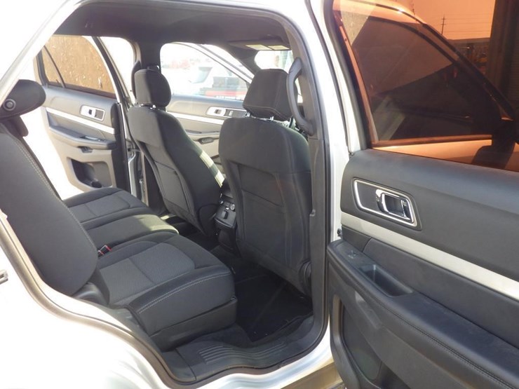 2017-ford-explorer-image-8