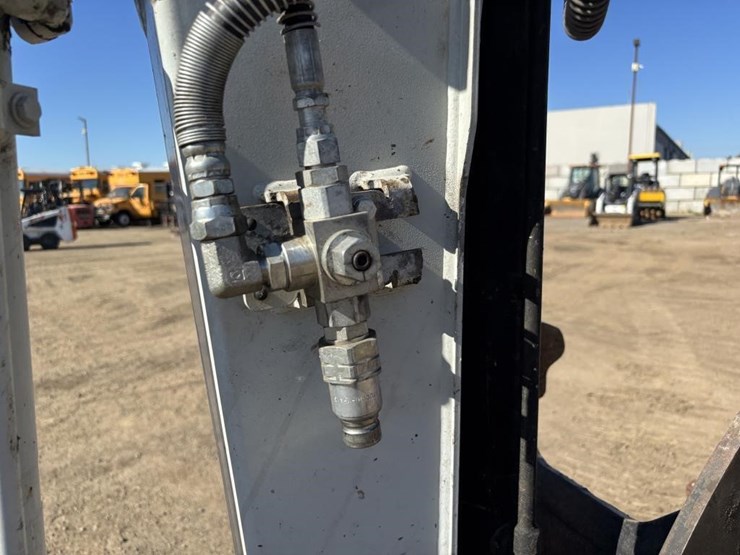 2022-takeuchi-tb240-image-15