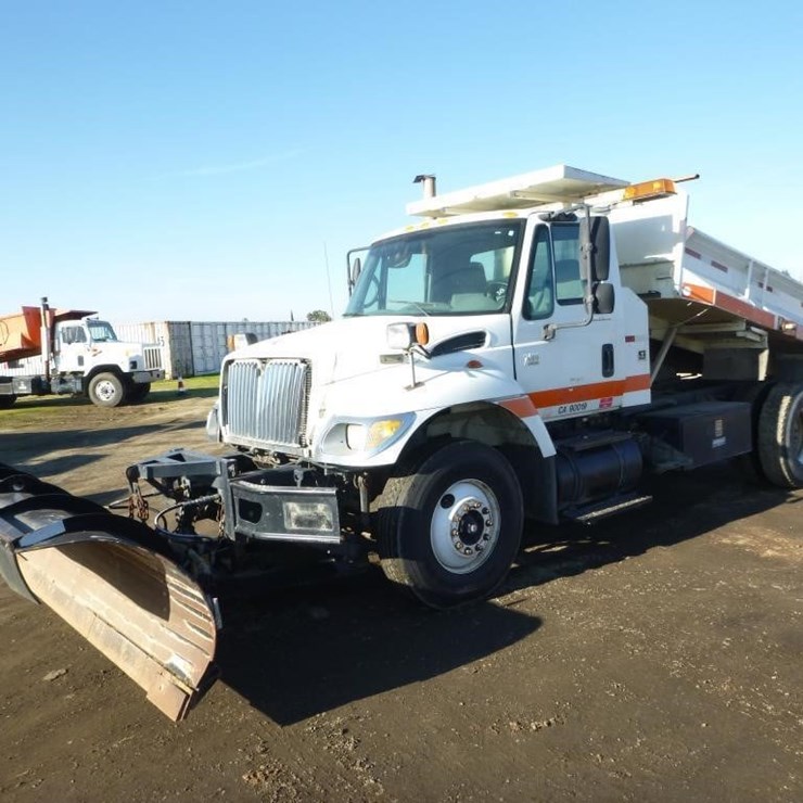 2004 INTERNATIONAL 7400